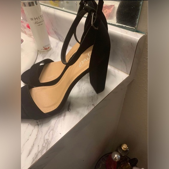 Black heels - Picture 2 of 3